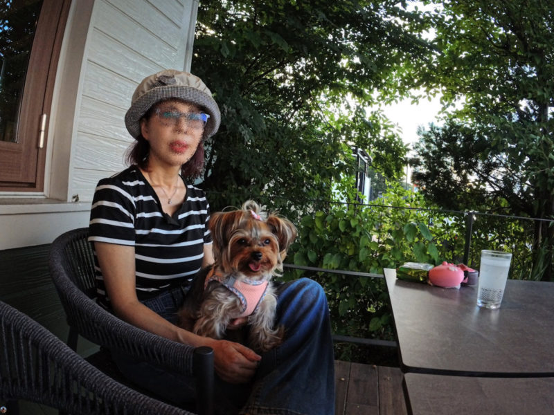 ワンコと湖畔の景色を楽しめるティータイム。